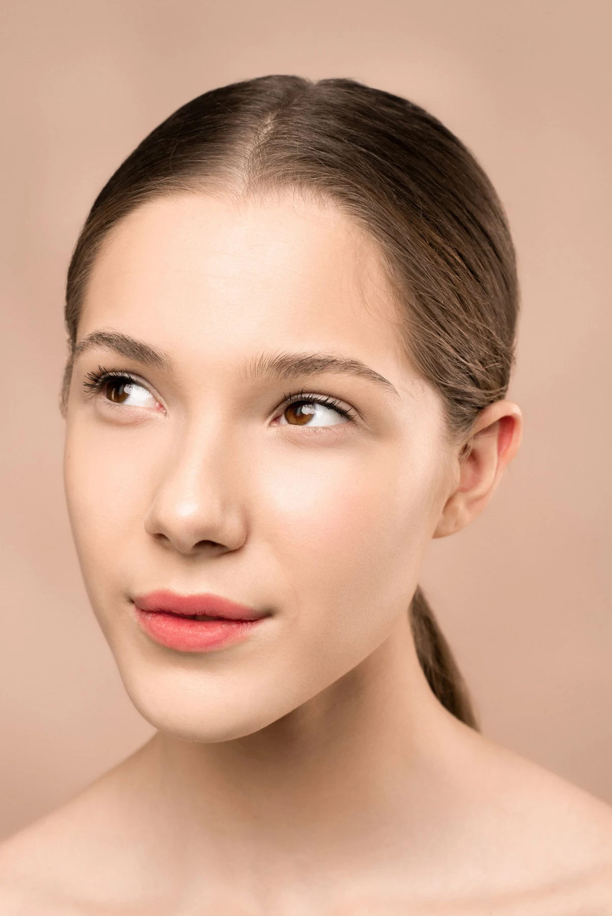 Retrato luminoso que muestra la continuidad del rostro, cuello y escote