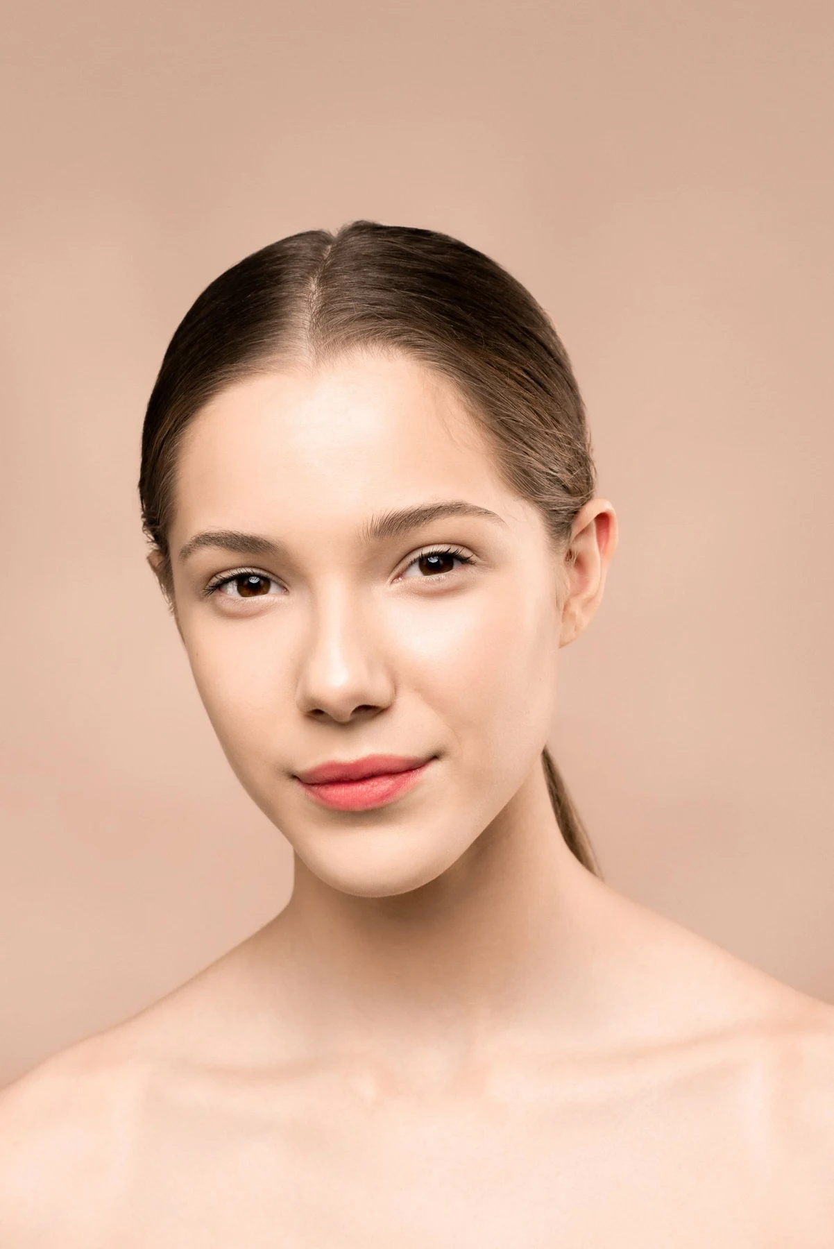 Retrato de rostro y hombros con luz suave sobre fondo cálido